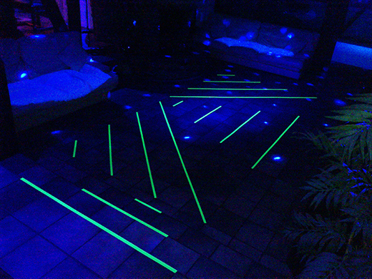  Tanzfläche in Blacklight